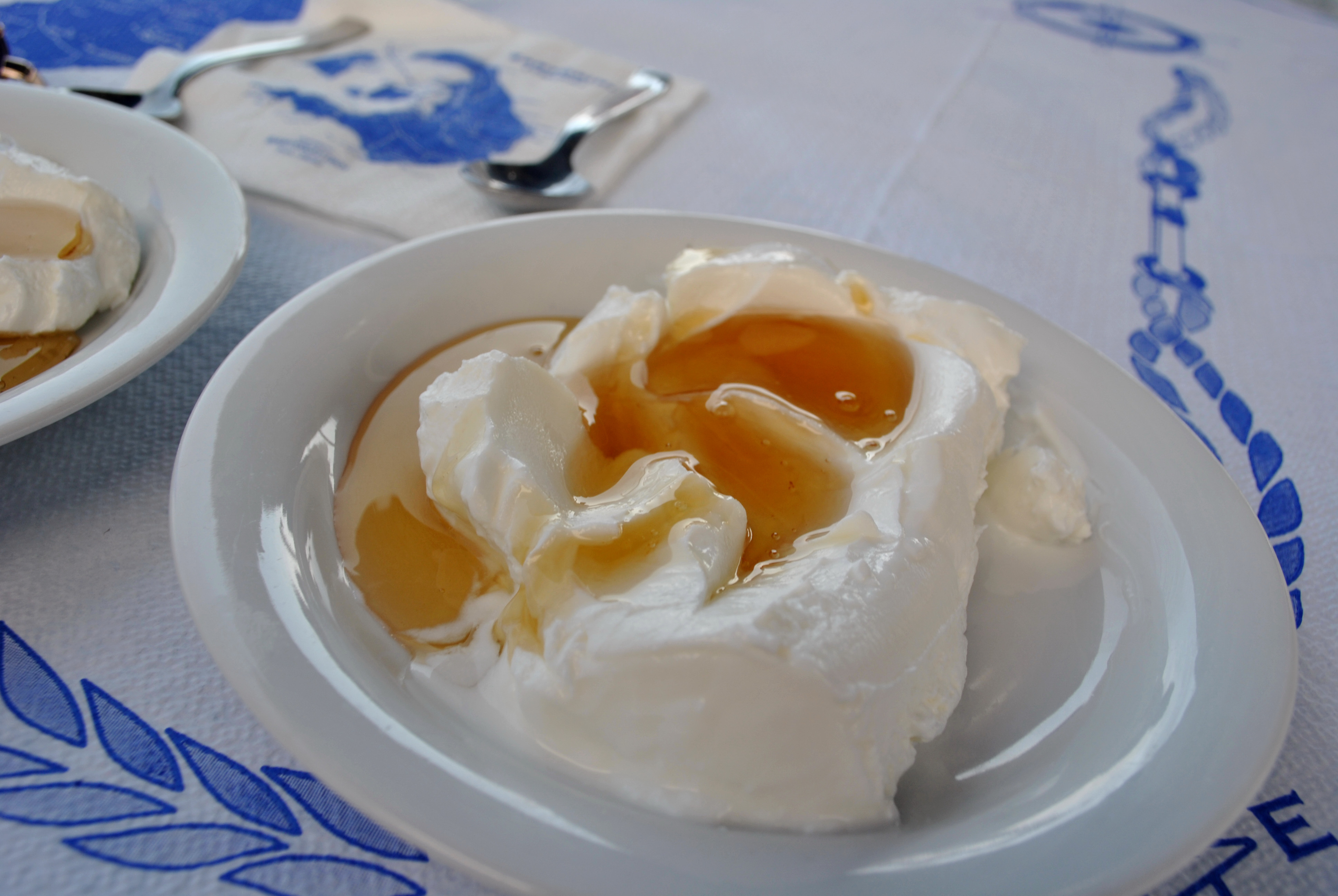 Greek yogurt. Греческий йогурт. Десерт с греческим йогуртом. Греческий йогурт с медом. Греческий йогурт с орехами и медом.